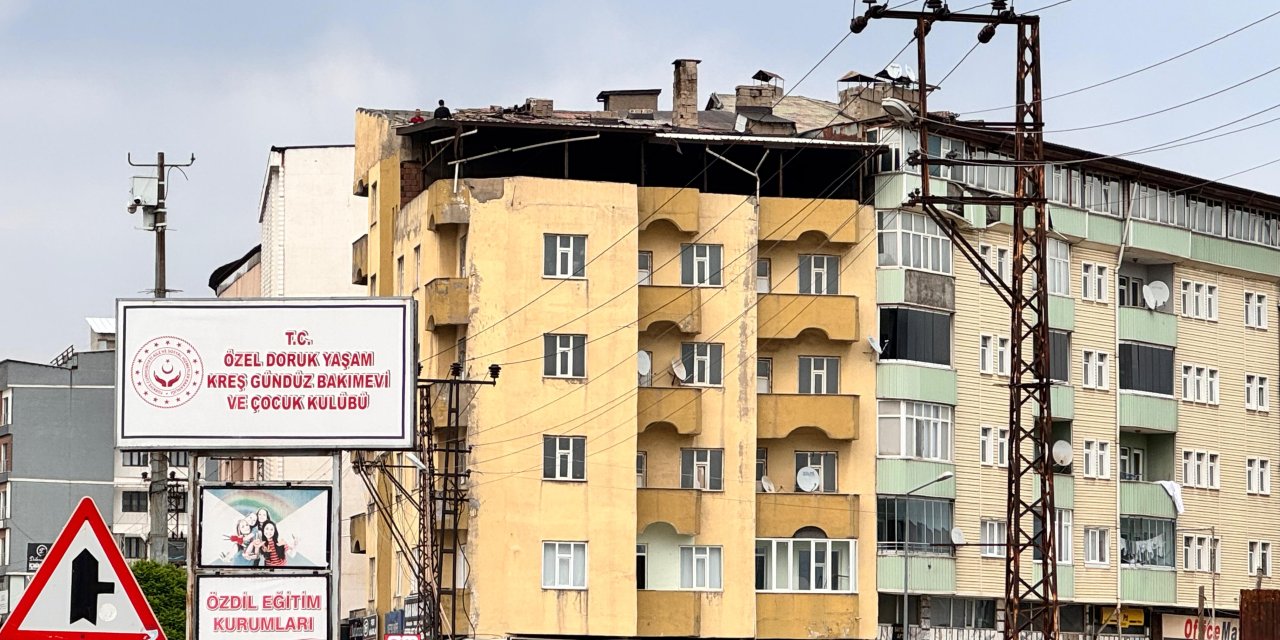 Yüksekova’da şiddetli rüzgar çatıya zarar verdi
