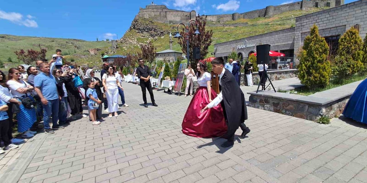 Kars’ta öğrenciler roman karakterlerini sahneledi