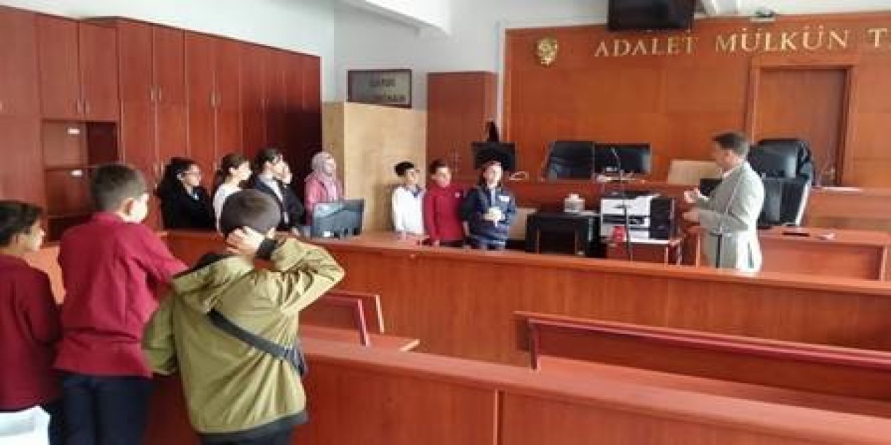 Öğrenciler duruşma salonunda hukuk ve adalet dersi aldı
