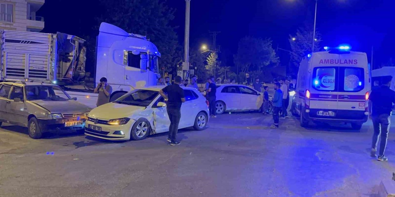 Adıyaman’da dört araç birbirine girdi: 2 kişi yaralandı