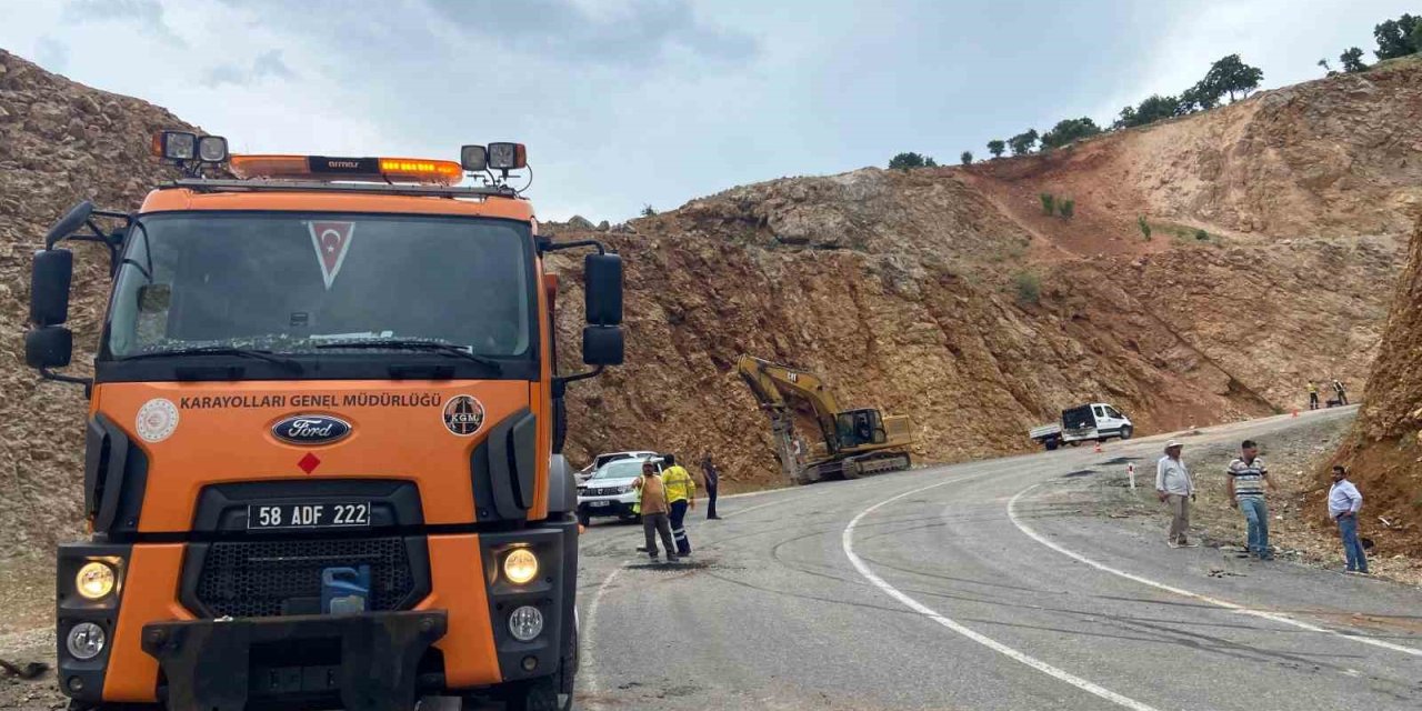 Erzincan'da yoldan çıkan tırın üzerindeki iş makinası düştü