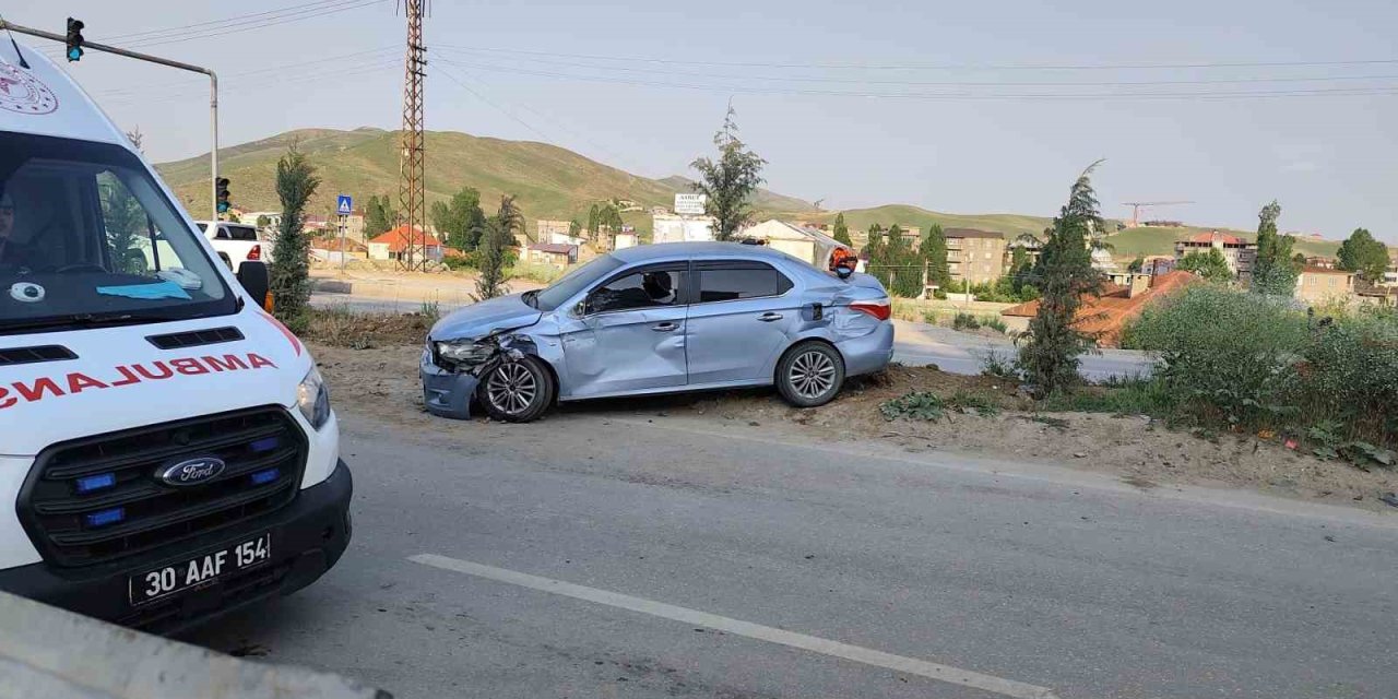 Yüksekova’da otomobil ile kamyon çarpıştı: 5 yaralı