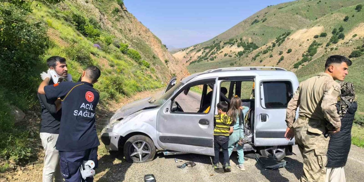 Navigasyonun yanlış yola yönlendirdiği aileyi taşıyan araç kaza yaptı: 5 yaralı