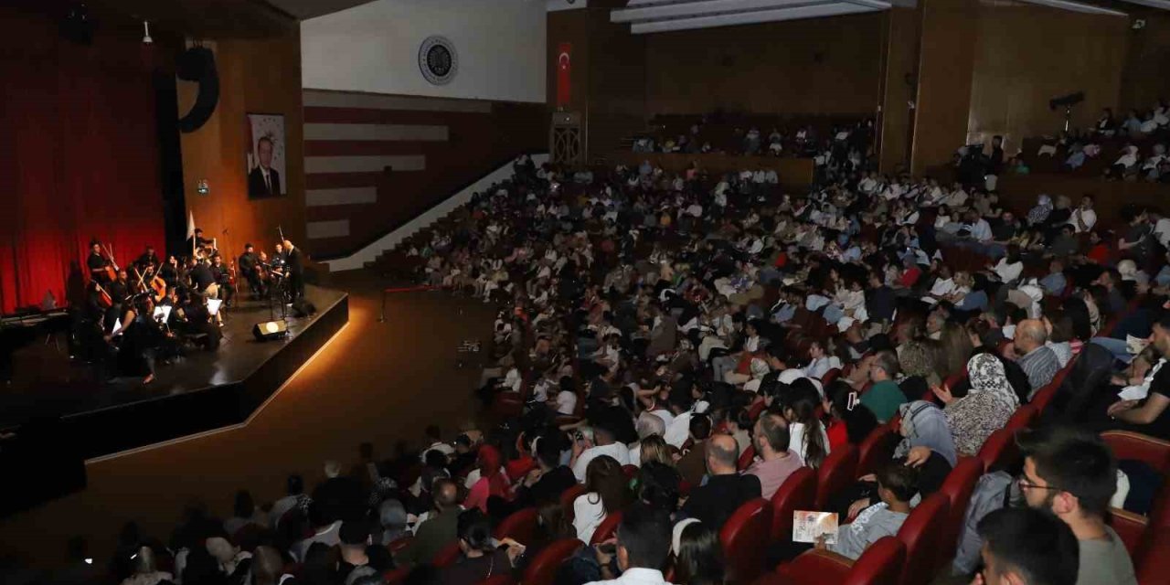 Atatürk Üniversitesi oda orkestrası ilk konseriyle sanatseverleri ağırladı