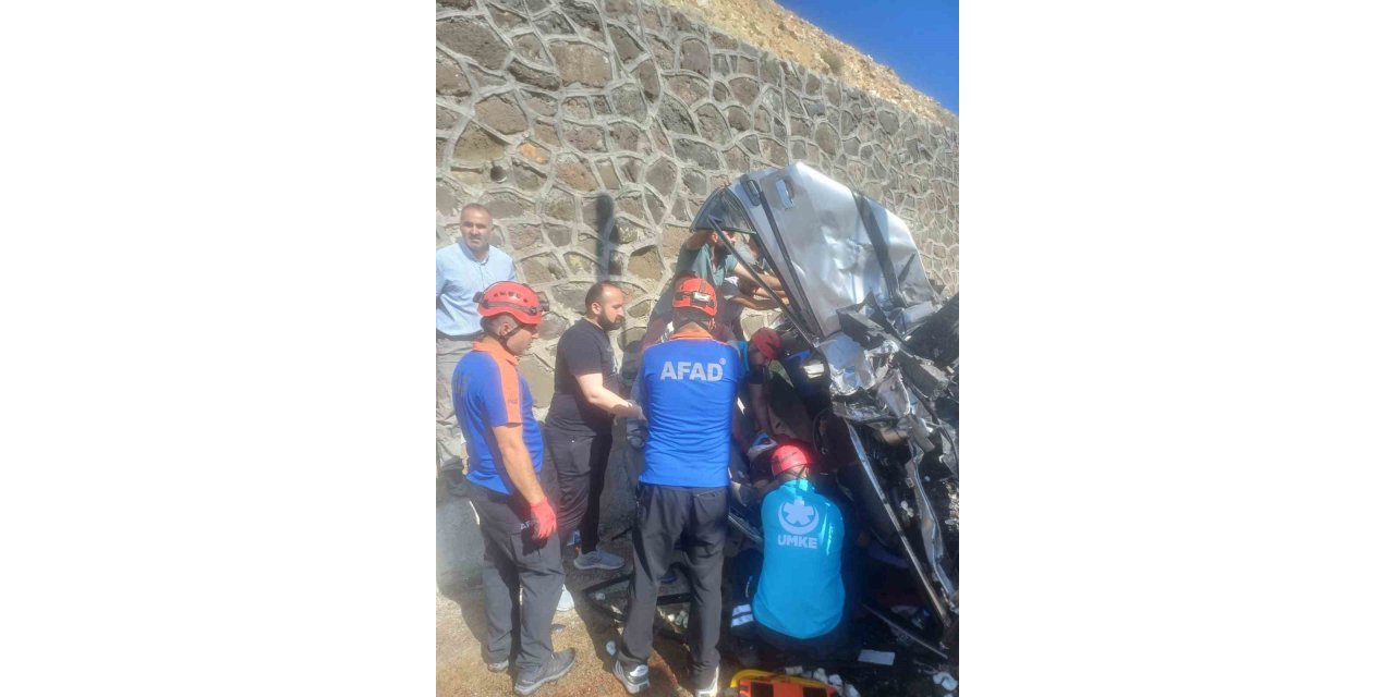 Tunceli'de araçta sıkışan 2 kişi kurtarıldı