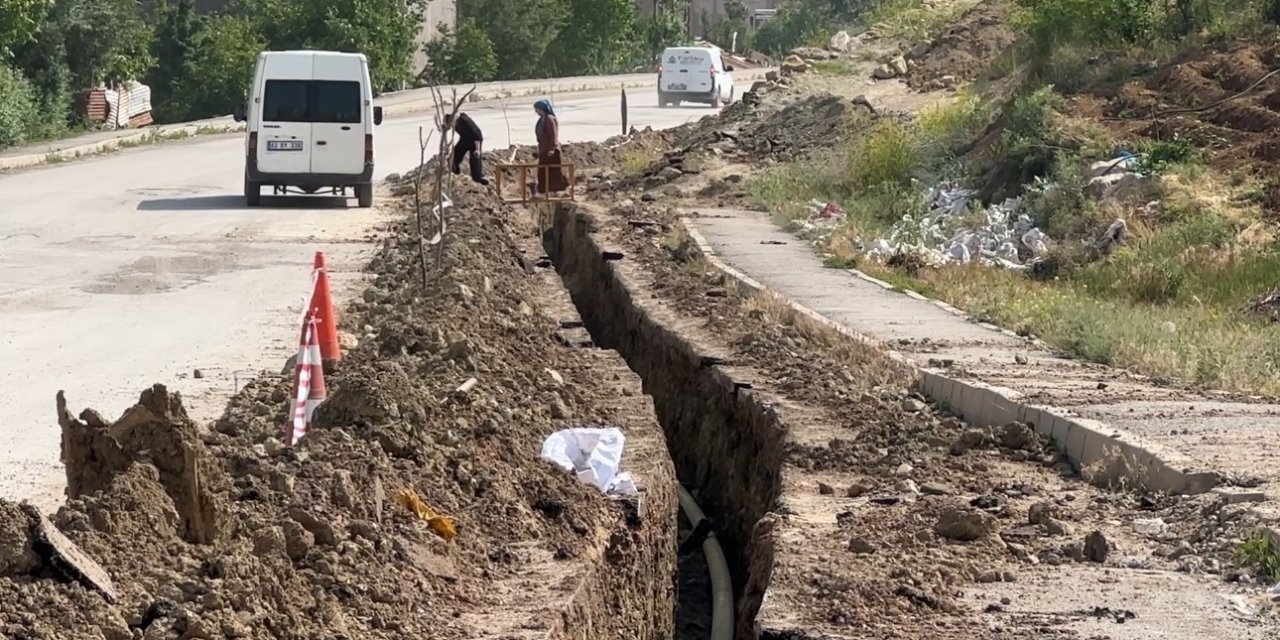 Yüksekova Pizok evlerine doğalgaz hattı çekilmeye başladı