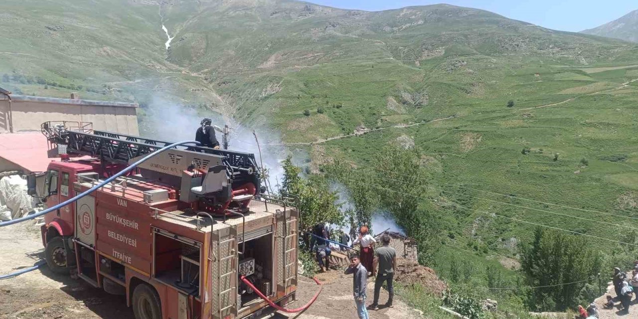 Bahçesaray’da ev yangını