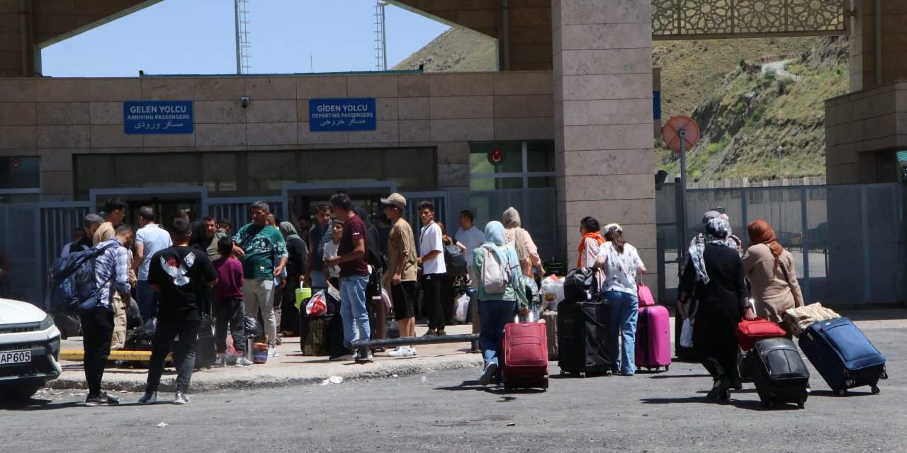 Van-İran sınırında kara yolu trafiği başladı