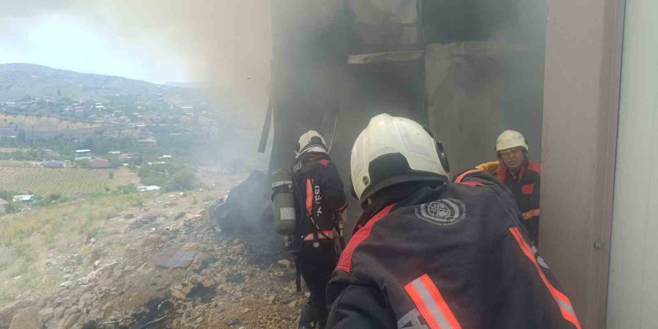 Malatya’da inşaat işçilerinin kaldığı şantiyede yangın çıktı