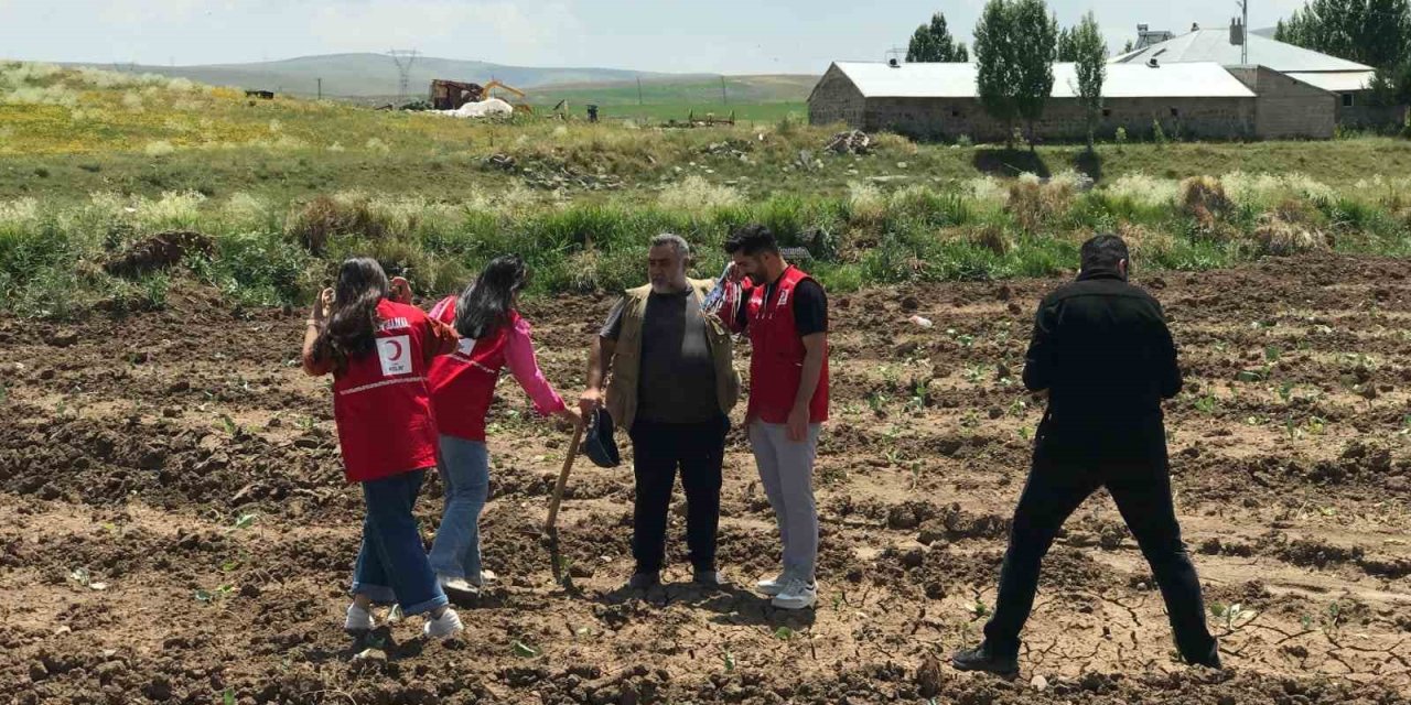 Ağrı’da Kızılay gönüllüleri babaları gülümsetti