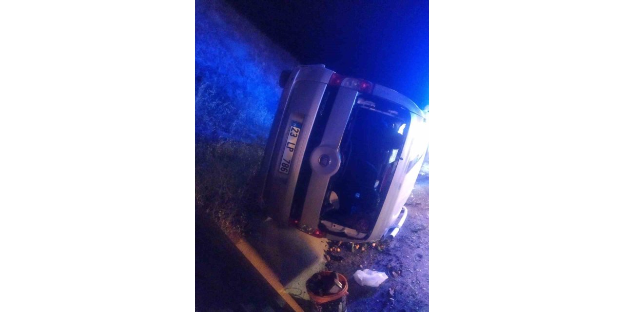 Elazığ’da hafif ticari araç yan yattı