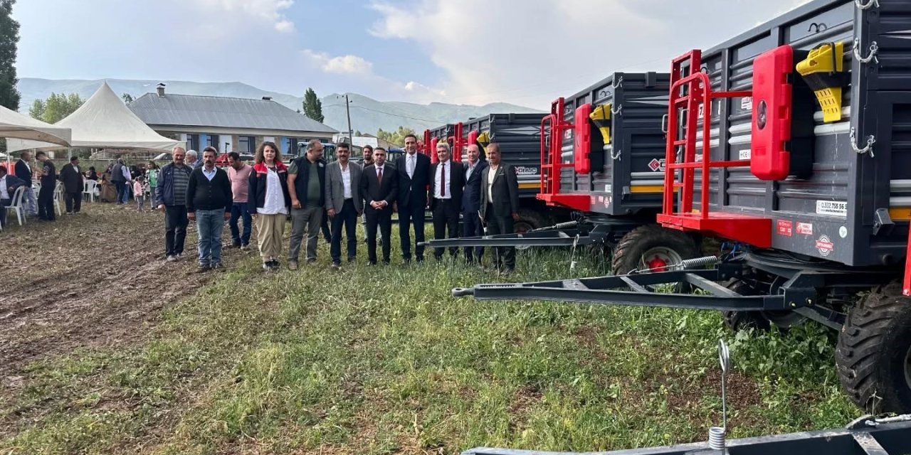 Kooperatifleşmeye tarım makinesi desteği yapıldı