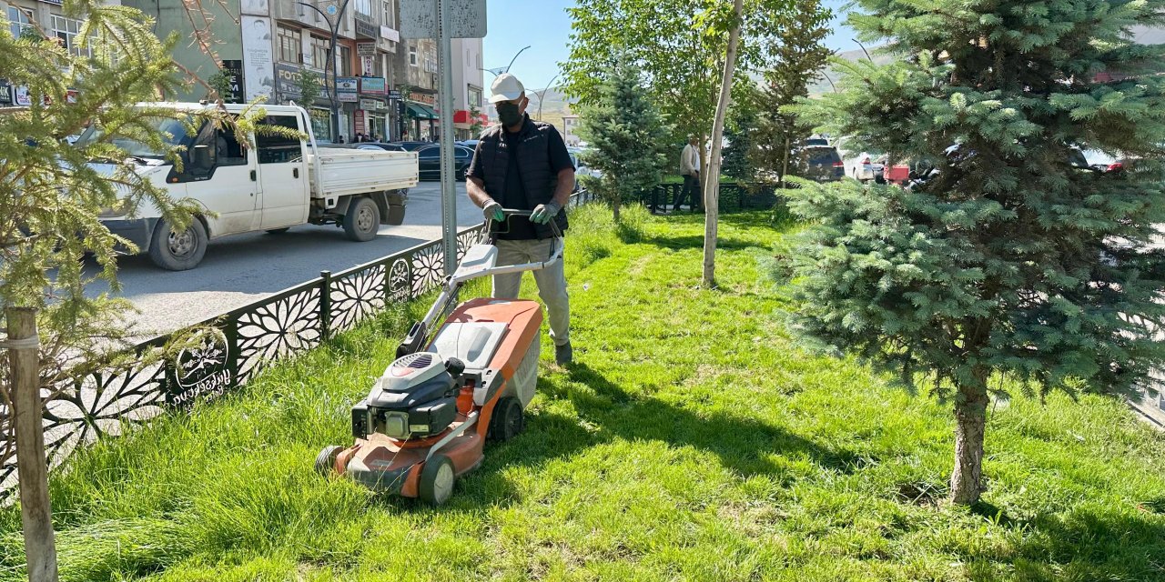 Cengiz Topel Caddesi’nde orta refüjde çim biçme çalışması yapıldı