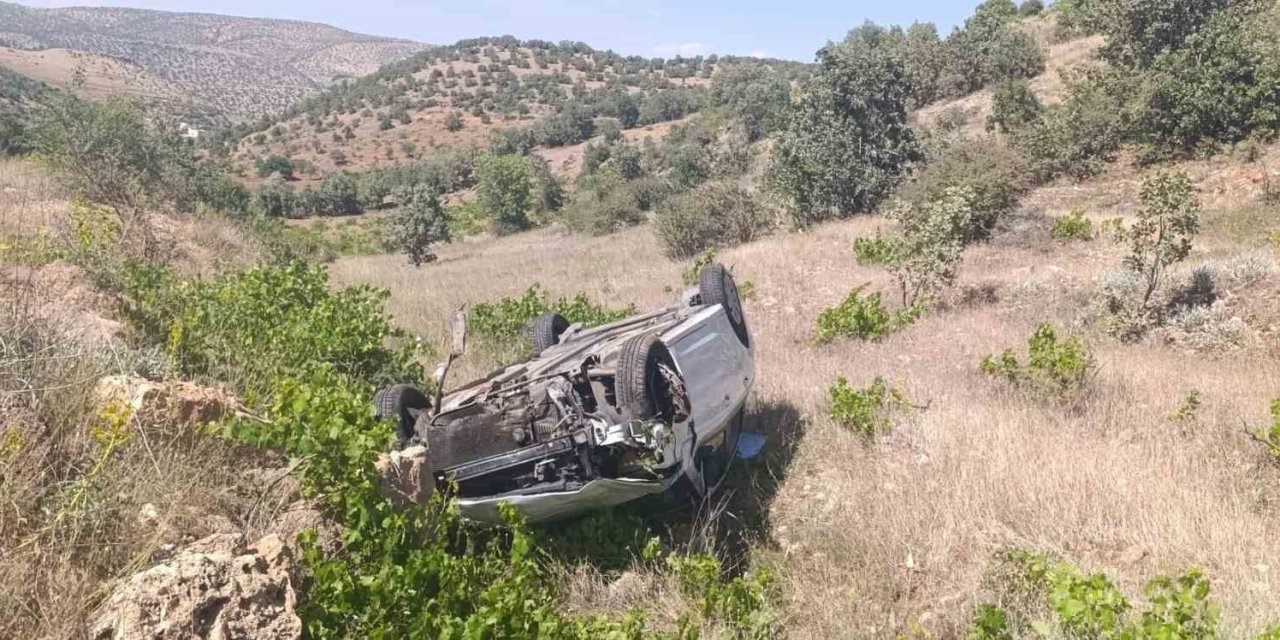 Batman’da otomobil şarampole yuvarlandı