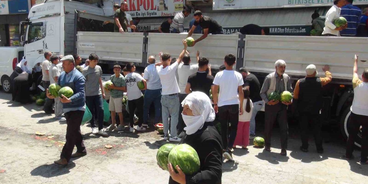 Ahlatlı çiftçi vatandaşlara 30 ton karpuz dağıttı