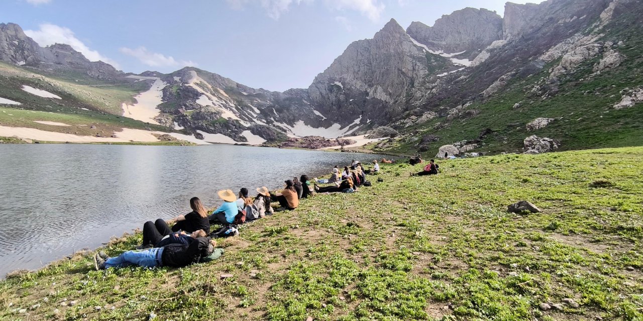 34 kişilik ekip Cilo Sat Gölleri’nde doğa yürüyüşü gerçekleştirdi