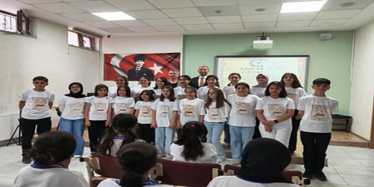 Erzurum'da ortaokul öğrencilerinden "Kalpten kaleme, kalemden sahneye" şiir dinletisi