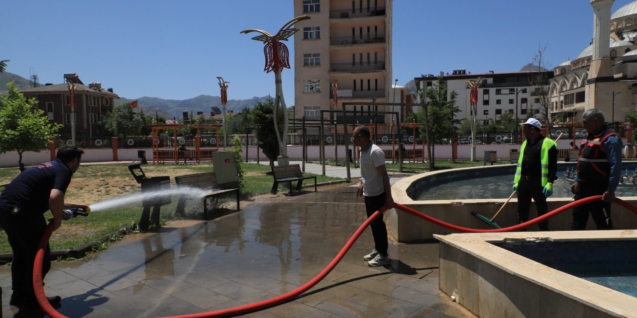 Hakkari’de parklar temizleniyor
