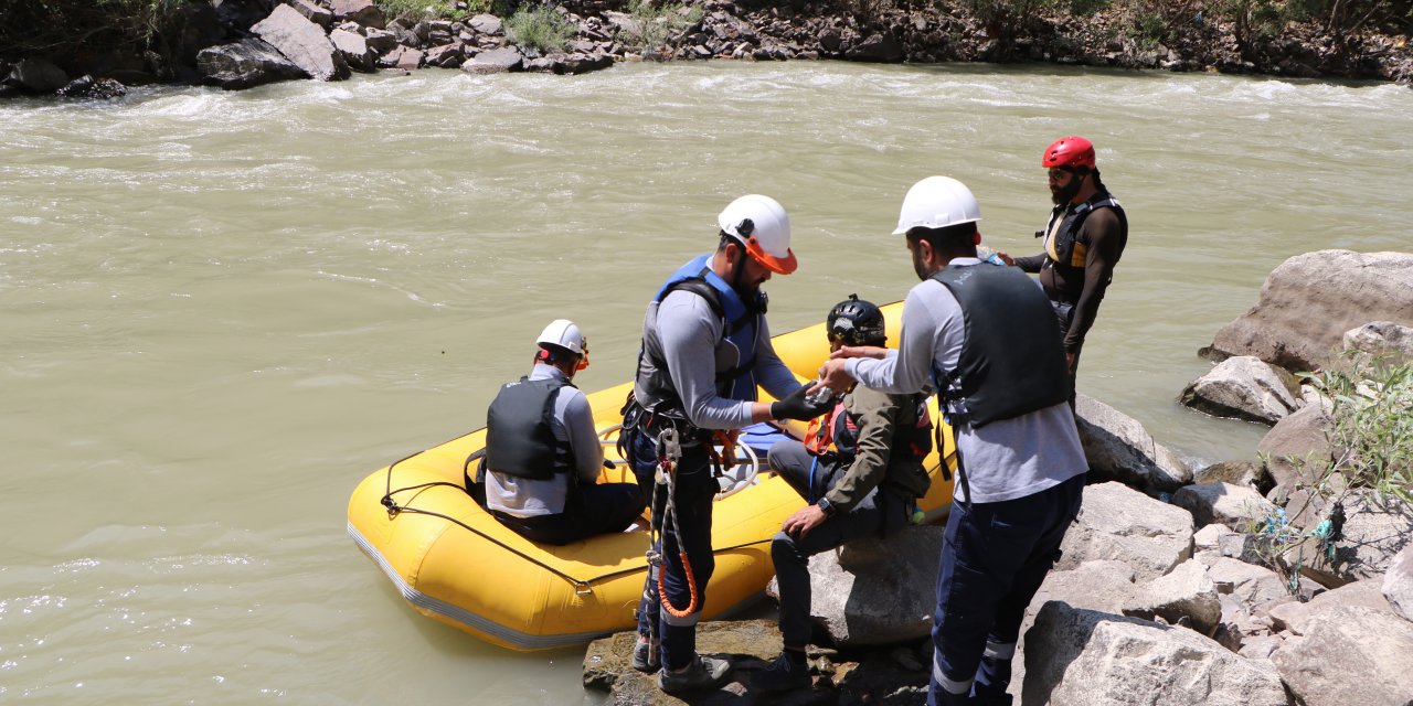 Elektrik arızasına rafting botu ile müdahale