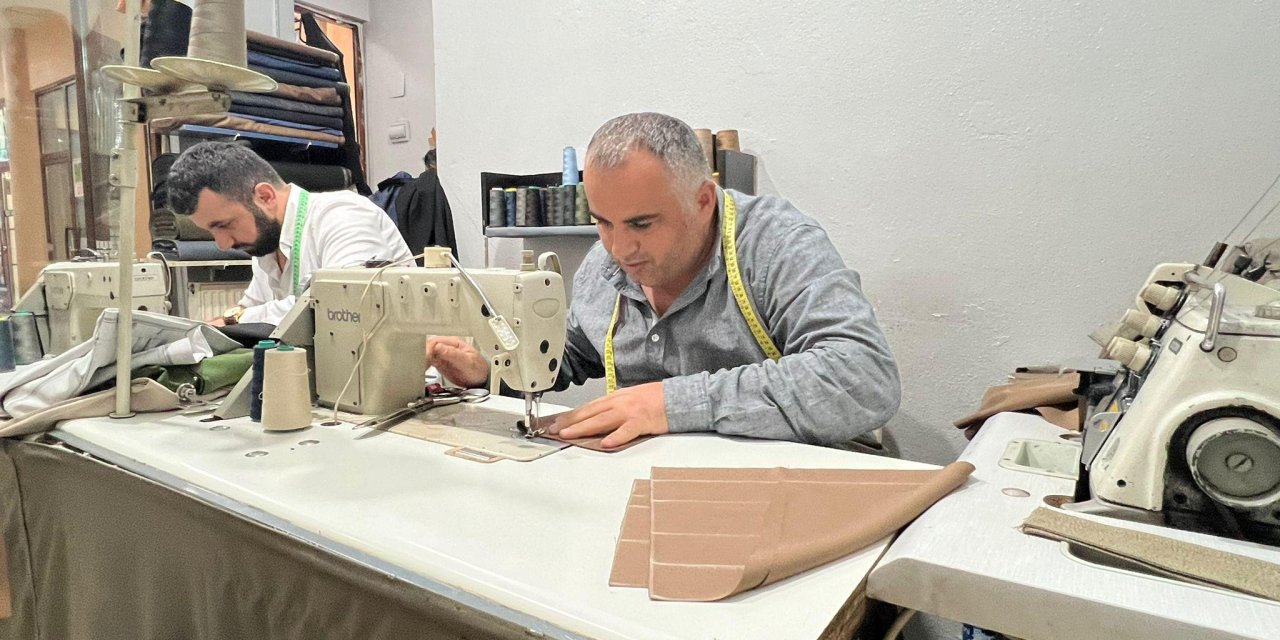 Enver Terzioğlu Yüksekova’da yöresel kıyafetlere hayat veriyor