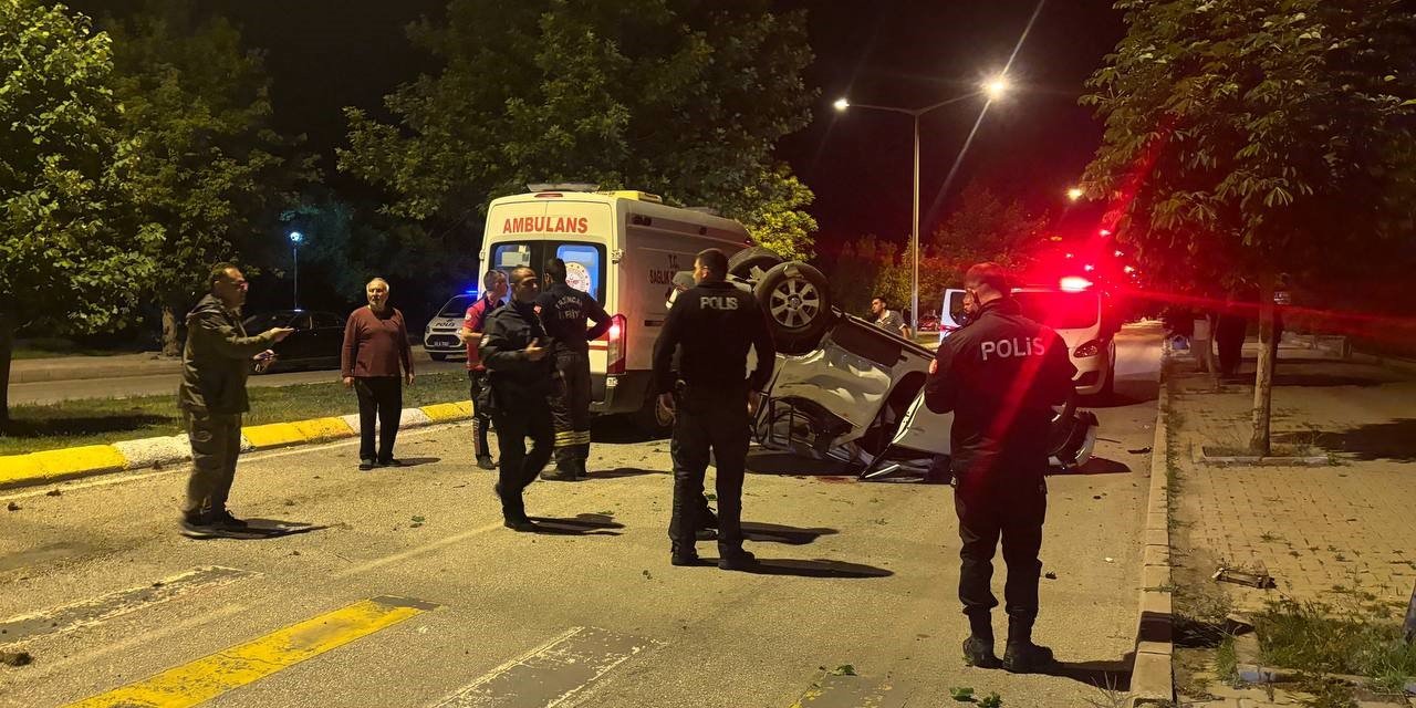 Erzincan’da otomobil ağaca çarptı