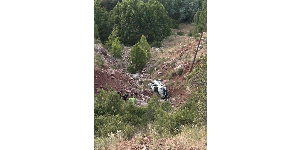 Hafif ticari araç uçuruma yuvarlandı