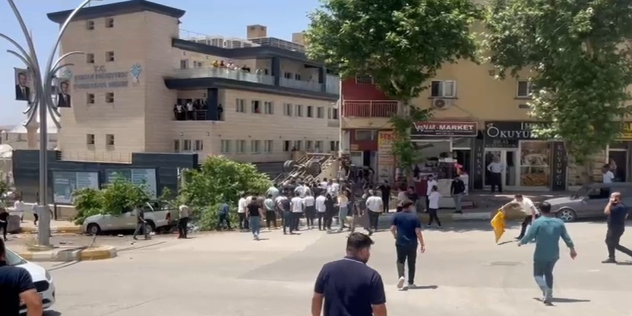 Şırnak'ta freni boşalan kamyonet, taksi ve kaldırıma çarpıp takla attı