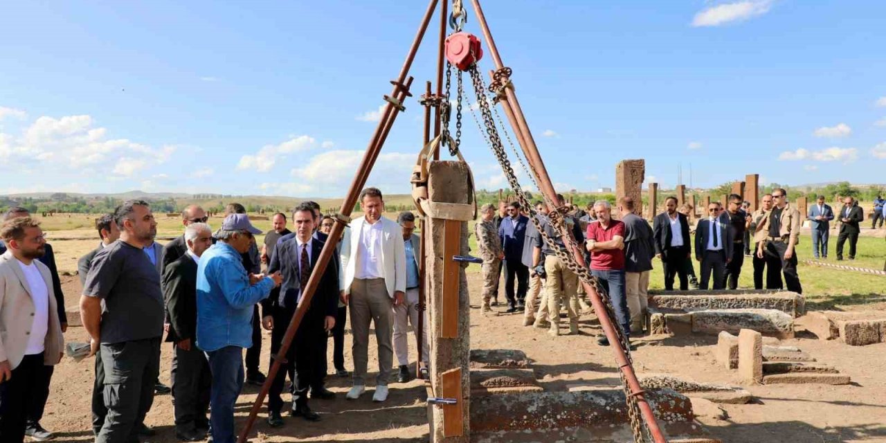 Vali Karakaya, Selçuklu mezarlığında incelemelerde bulundu
