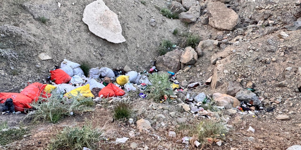 Yüksekova Dilimli Barajı çöplüğe döndü