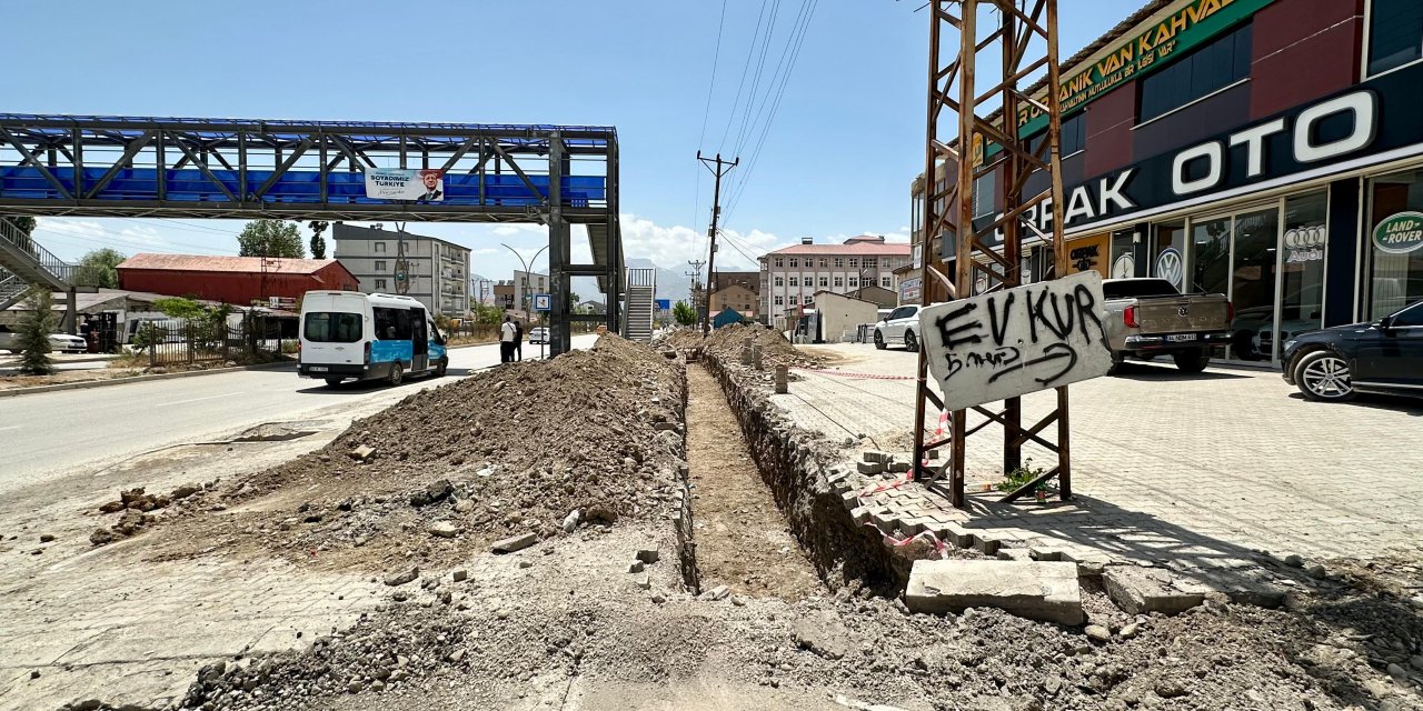 Yüksekova’da elektrik ve altyapı çalışmaları aşamalı şekilde sürüyor