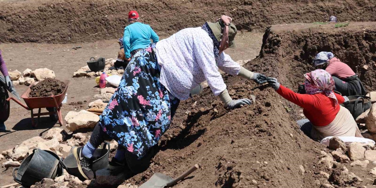 Diyarbakır'da kadınlar, arkeolojik kazılarda buluntu ve veri ayıklıyor