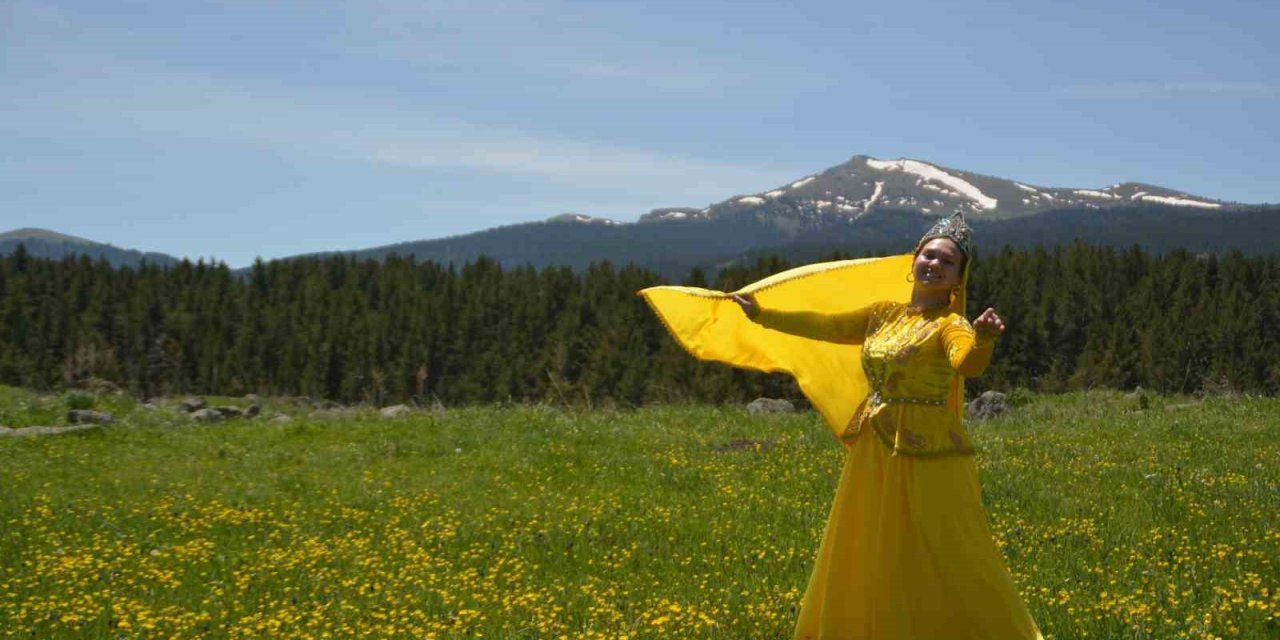 Kars’ta çiçekler arasında kafkas dansı