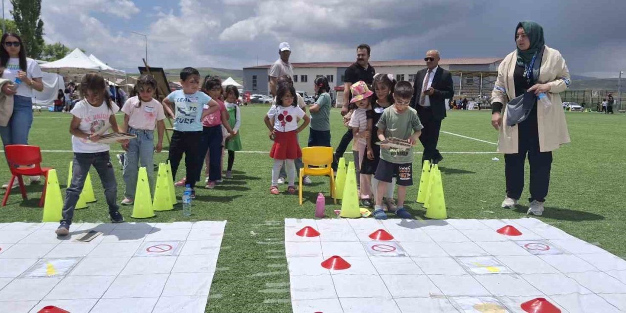 Diyadin’de çocuk şenliğinde renkli görüntüler