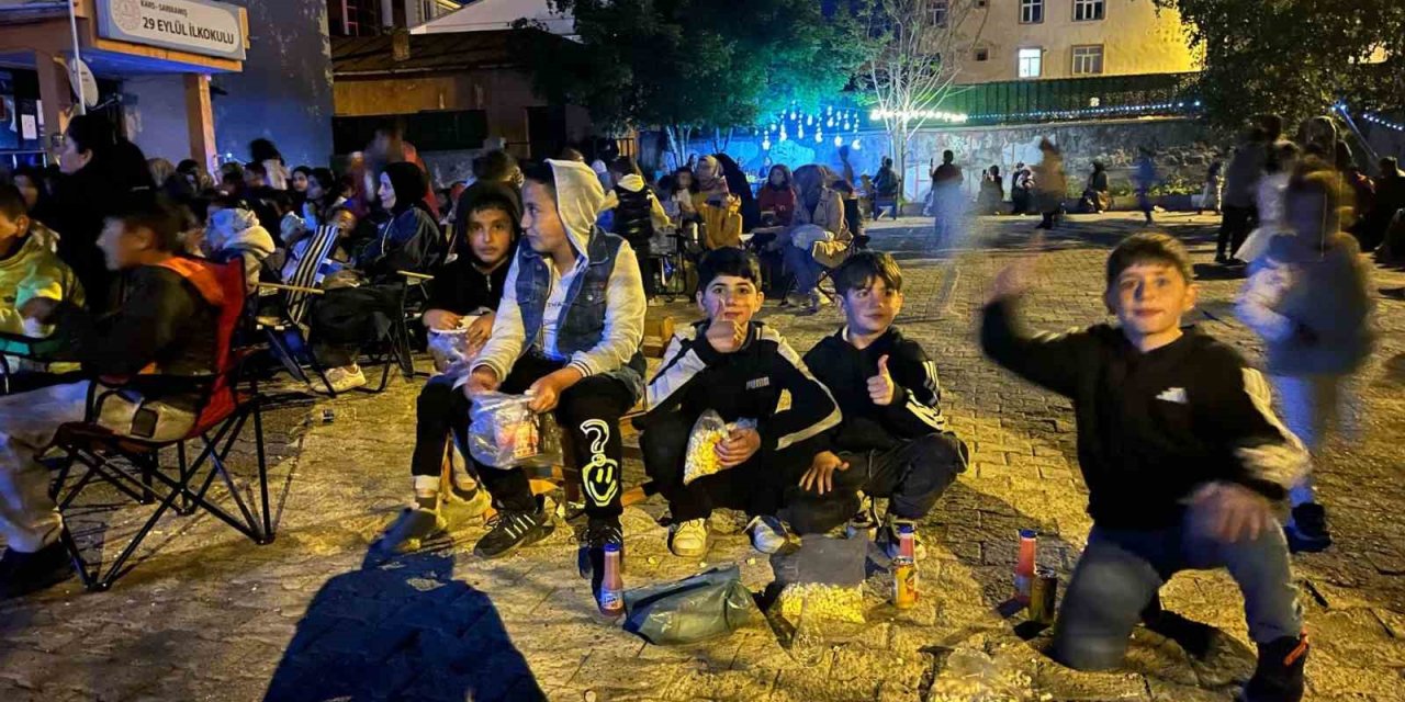 Sarıkamış’ta öğrenciler açık hava sinemasında
