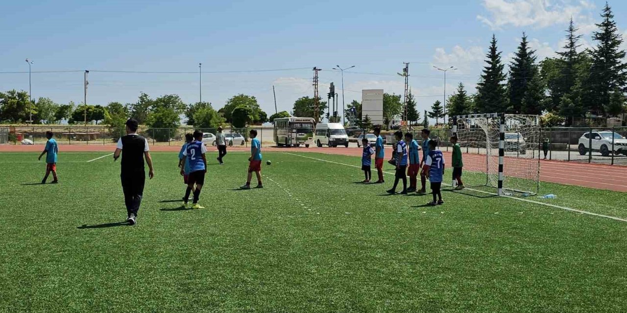 Bitlis'te okullar arası futbol turnuvasında kupa Aydınlar beldesinin oldu