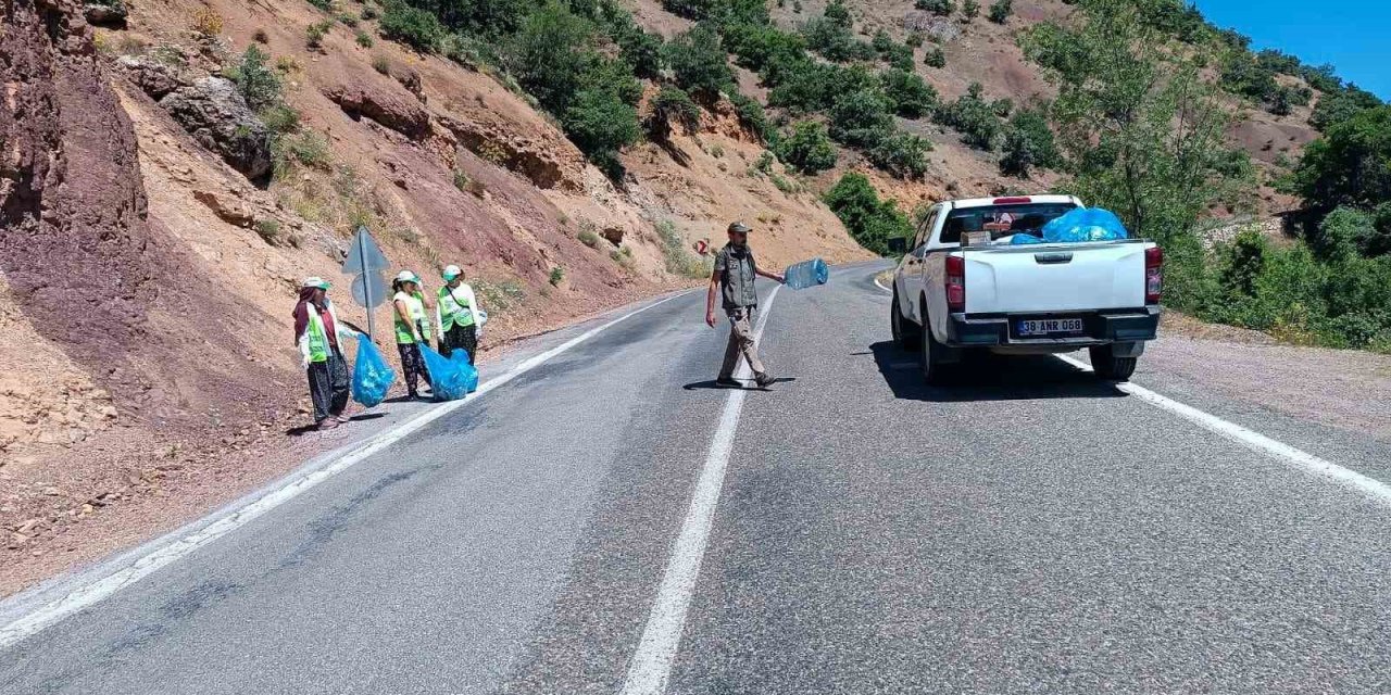 Tunceli Doğa Koruma ve Milli Parklar Müdürlüğü ekipleri Munzur Vadisinde temizlik yaptı