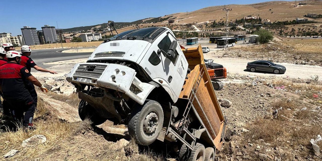 Şanlıurfa'da yaralı sürücü kepçe ile kurtarıldı