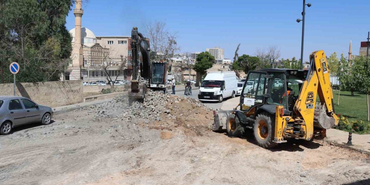 Şanlıurfa'da iki tarihi mekan arasındaki yol yenileniyor