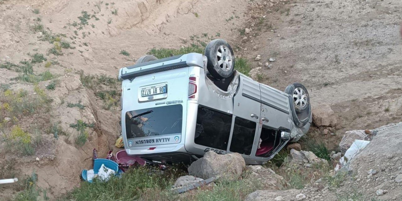 Başkale’de kamyonet dereye uçtu, 2 kişi yaralandı