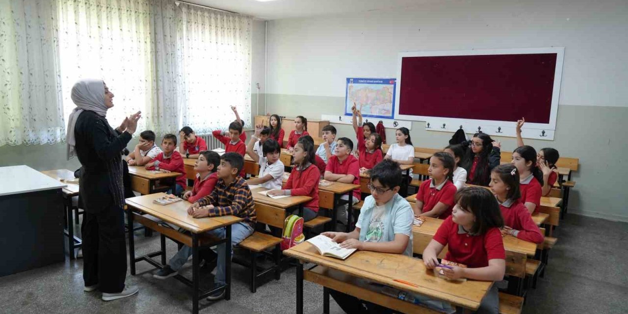 Bir öğretmen ve onun 33 öğrencisinin yürek ısıtan hikayeleri