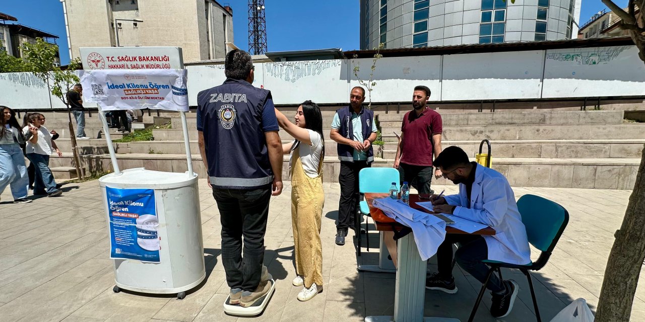 Yüksekova'da “İdeal Kilonu Öğren, Sağlıklı Yaşa” standı kuruldu