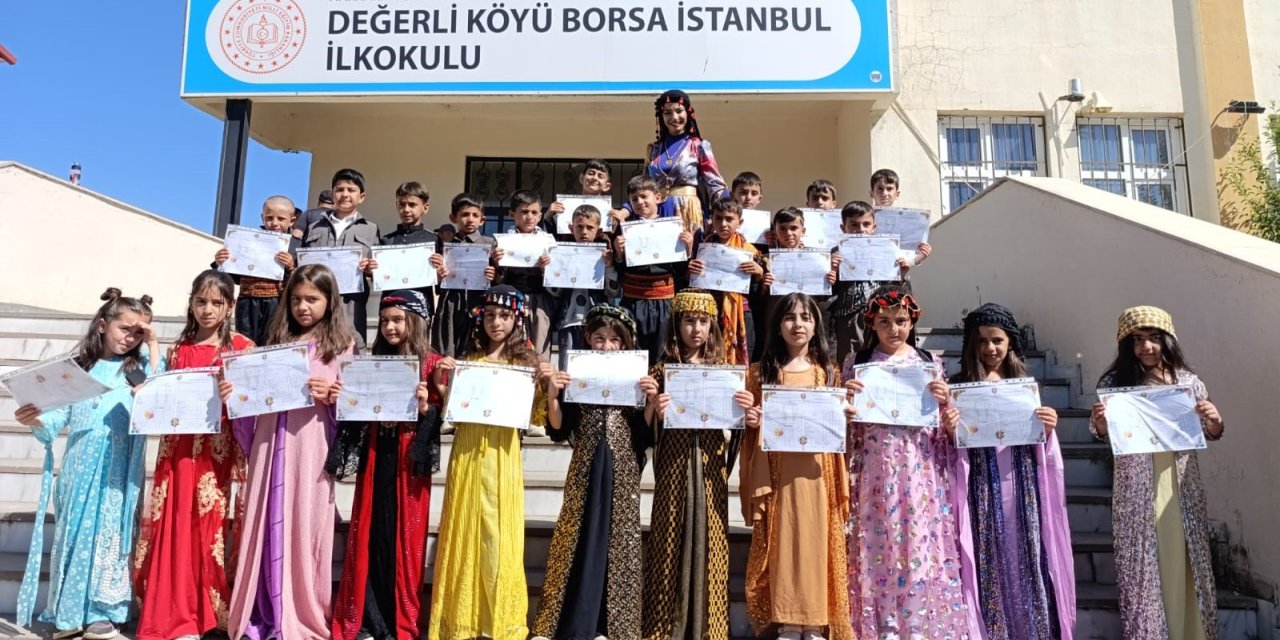 Yüksekova’da yöresel kıyafetlerle karne sevinci