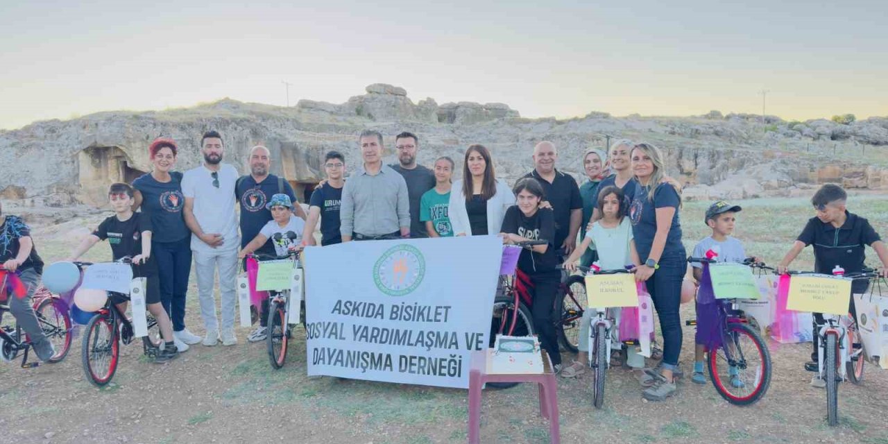 30 yetim ve öksüz çocuğa karne hediyesi olarak bisiklet verildi