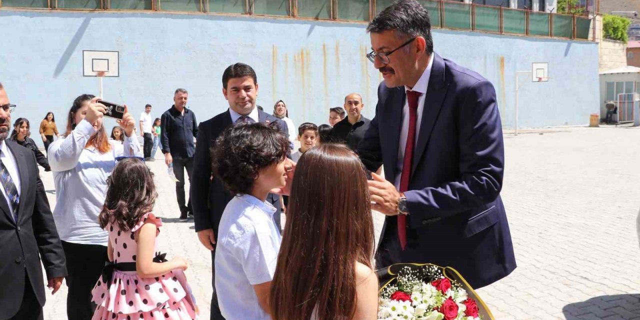 Vali Çelik, karne heyecanına ortak oldu