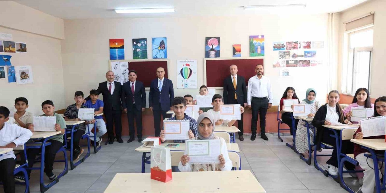 Ağrı Valisi Koç öğrencilerin karne heyecanına ortak oldu