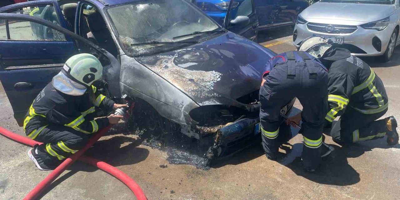 Diyarbakır’da hastane otoparkında otomobil yangını çıktı