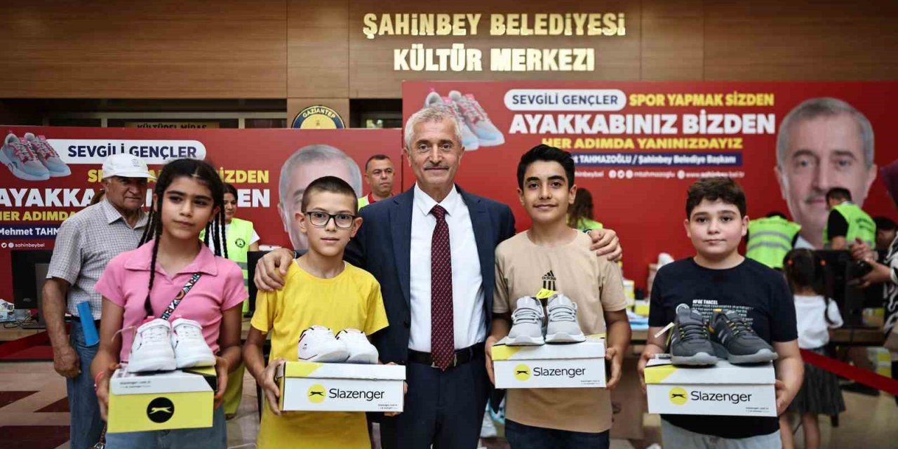 Şahinbey Belediyesi’nden öğrencilere ayakkabısı hediyesi