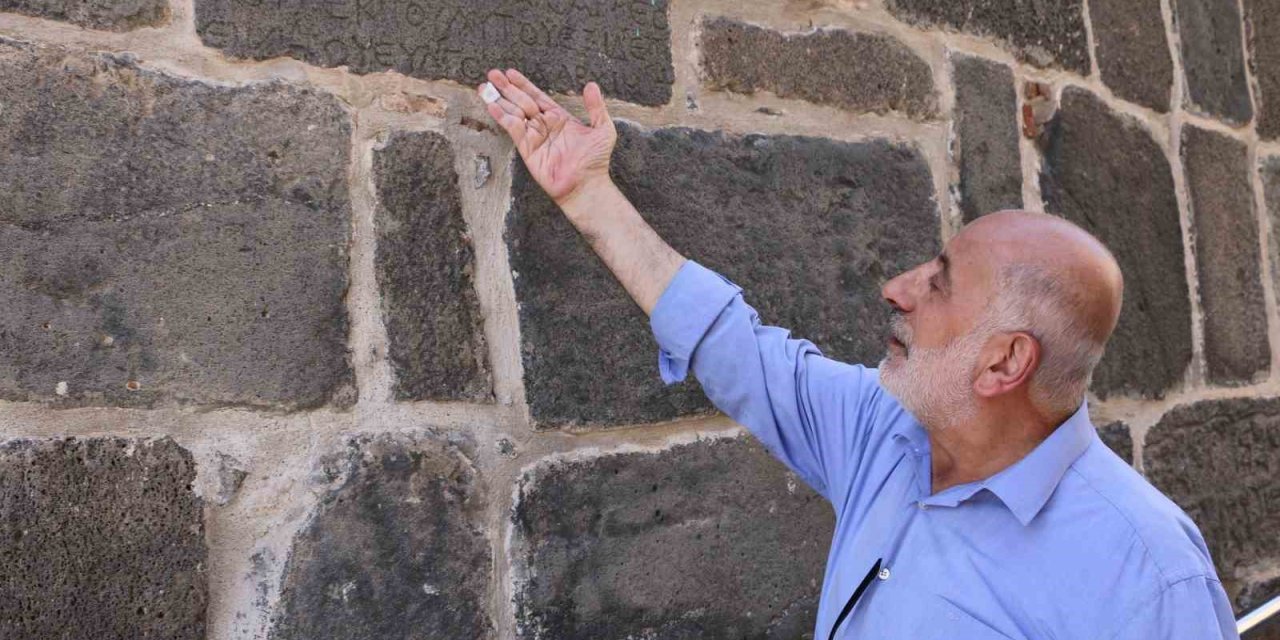 Diyarbakır Ulu Camii’nde bulunan Latince kitabe ziyaretçileri ağırlıyor