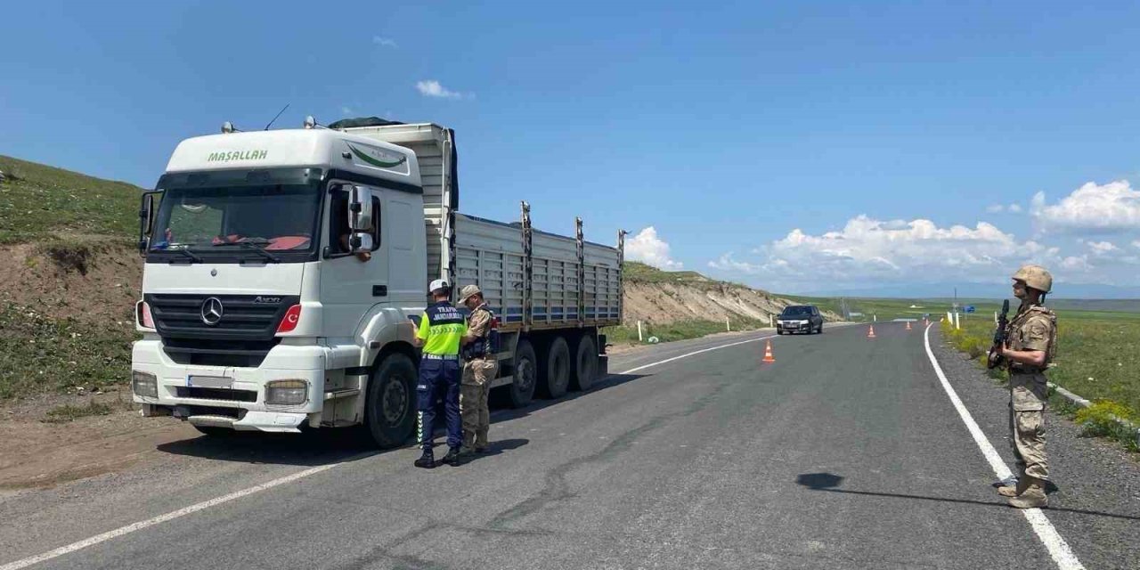 Kars’ta 98 jandarmanın katımlıyla uygulama yapıldı