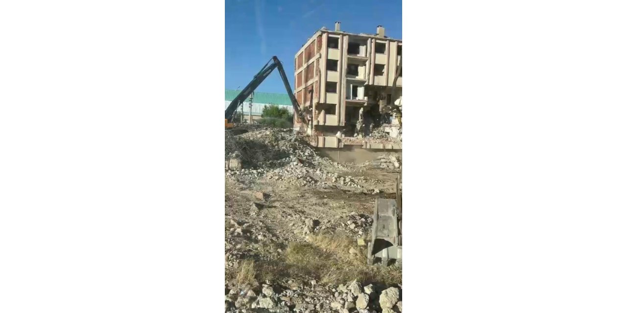 Elazığ’da ağır hasarlı bina yıkıldı